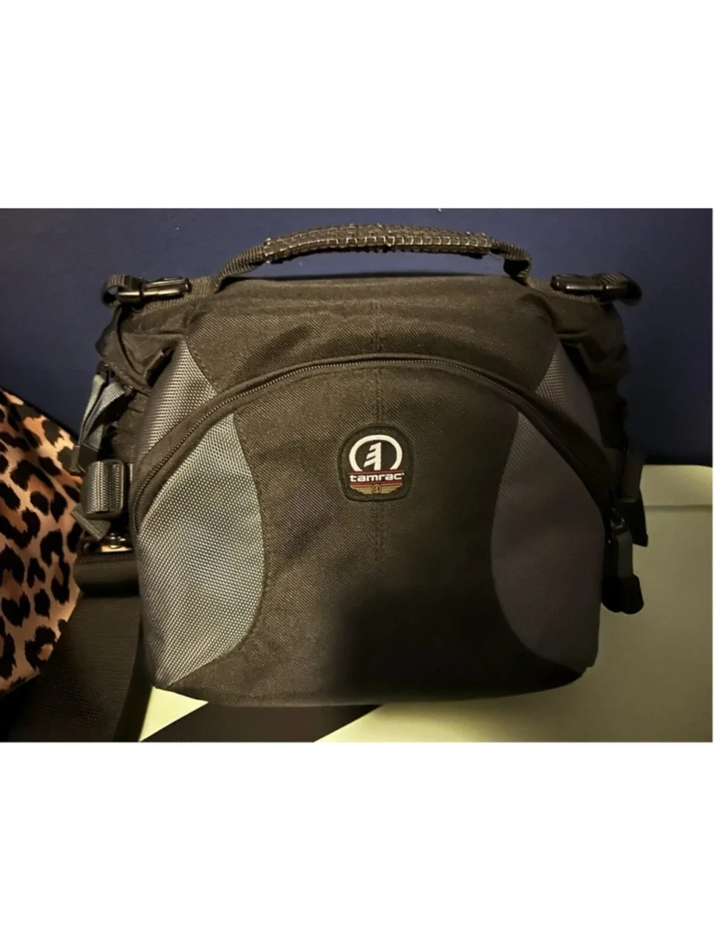 Tamrac Camera Bag Velocity 7x Sling Pack 5767 Adjustable Straps Model Photograph